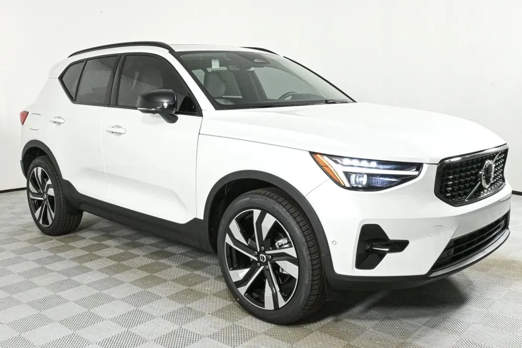2025 Volvo XC40 photo 1