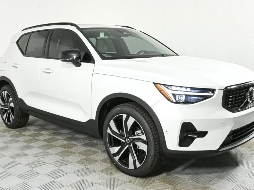 2025 Volvo XC40 photo 1