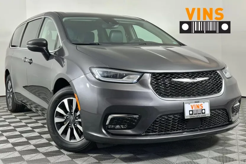2023 Chrysler Pacifica Hybrid Touring L photo 1