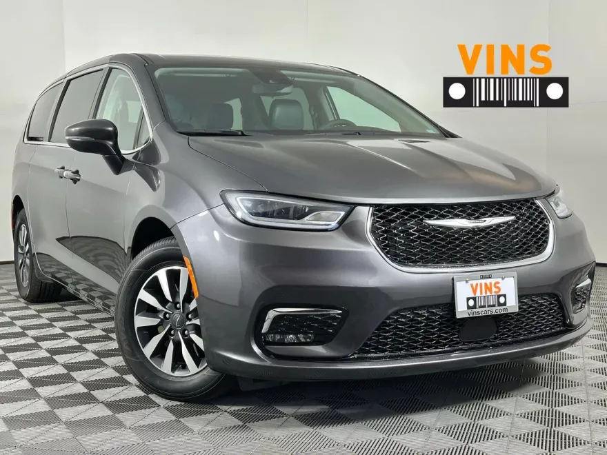 2023 Chrysler Pacifica Hybrid Touring L photo 1