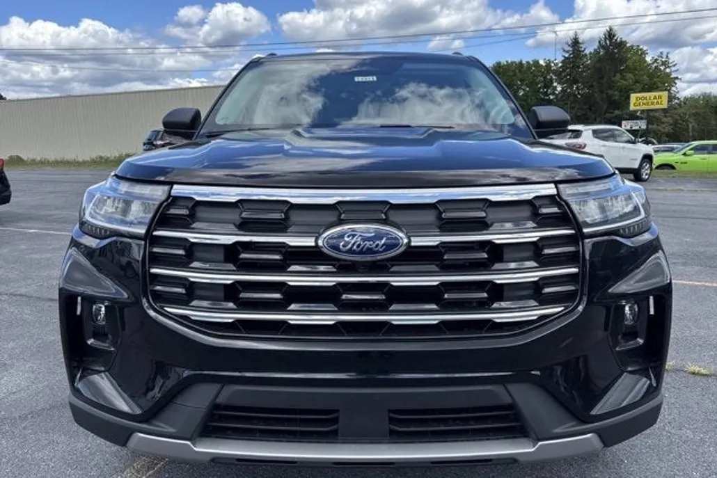 2025 Ford Explorer photo 1