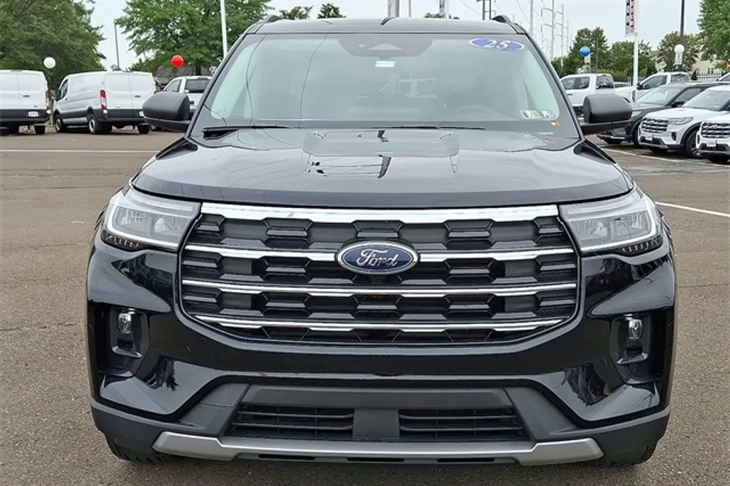 2025 Ford Explorer photo 1