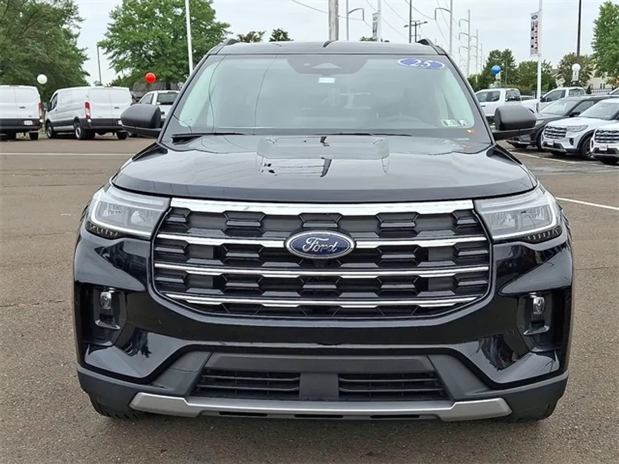 2025 Ford Explorer photo 1