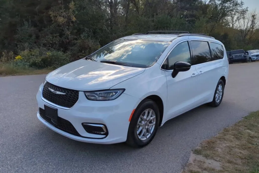 2024 Chrysler Pacifica Touring L photo 1