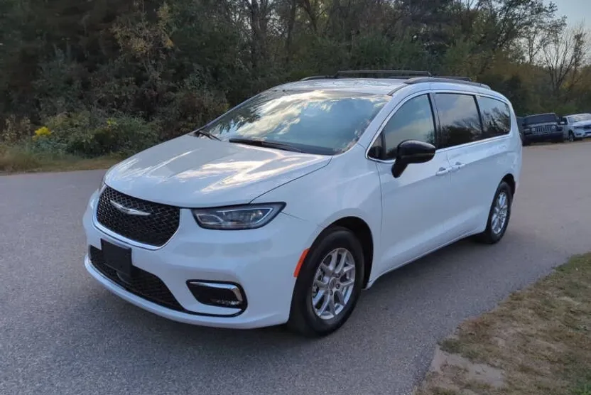 2024 Chrysler Pacifica Touring L photo 1
