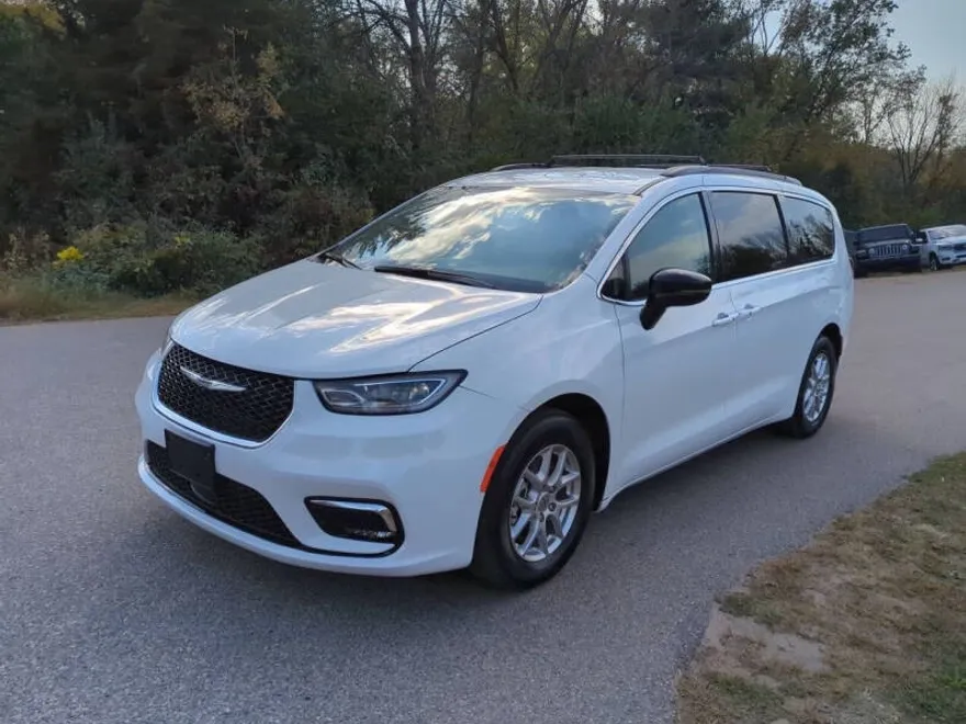2024 Chrysler Pacifica Touring L photo 1