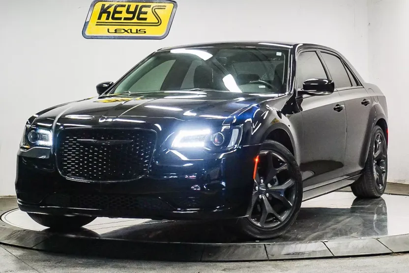 2022 Chrysler 300 Touring photo 1