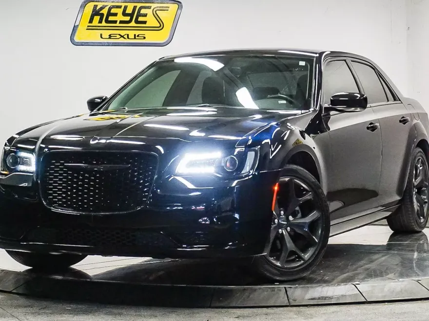 2022 Chrysler 300 Touring photo 1