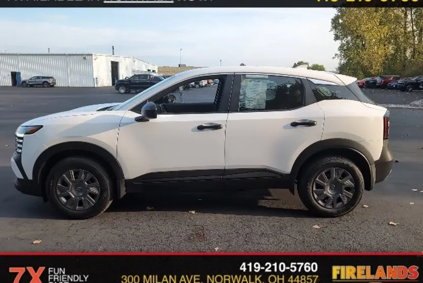 2025 Nissan Kicks S photo 1