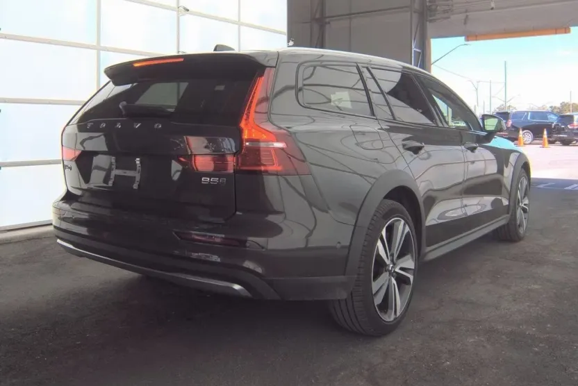 2024 Volvo V60 Cross Country B5 Plus photo 1