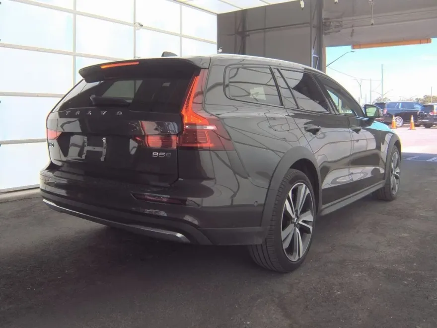 2024 Volvo V60 Cross Country B5 Plus photo 1