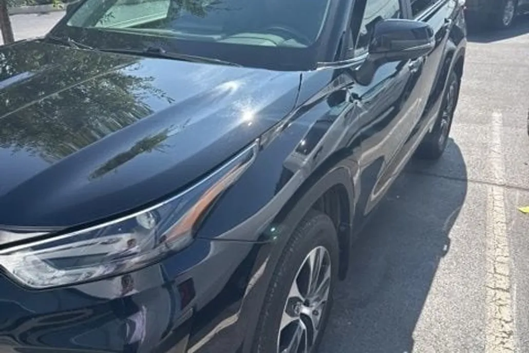 2023 Toyota Highlander XLE photo 1