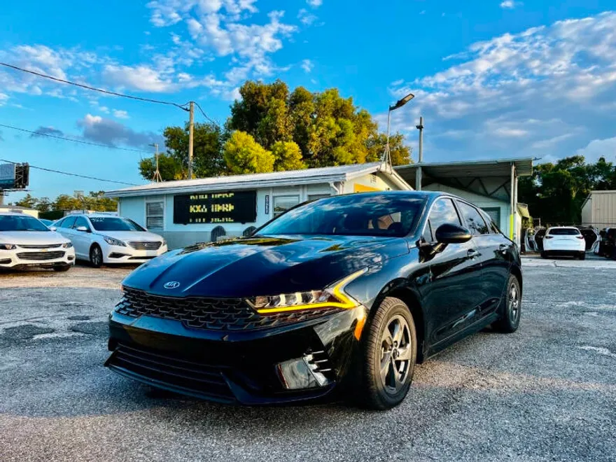 2021 Kia K5 LX photo 1