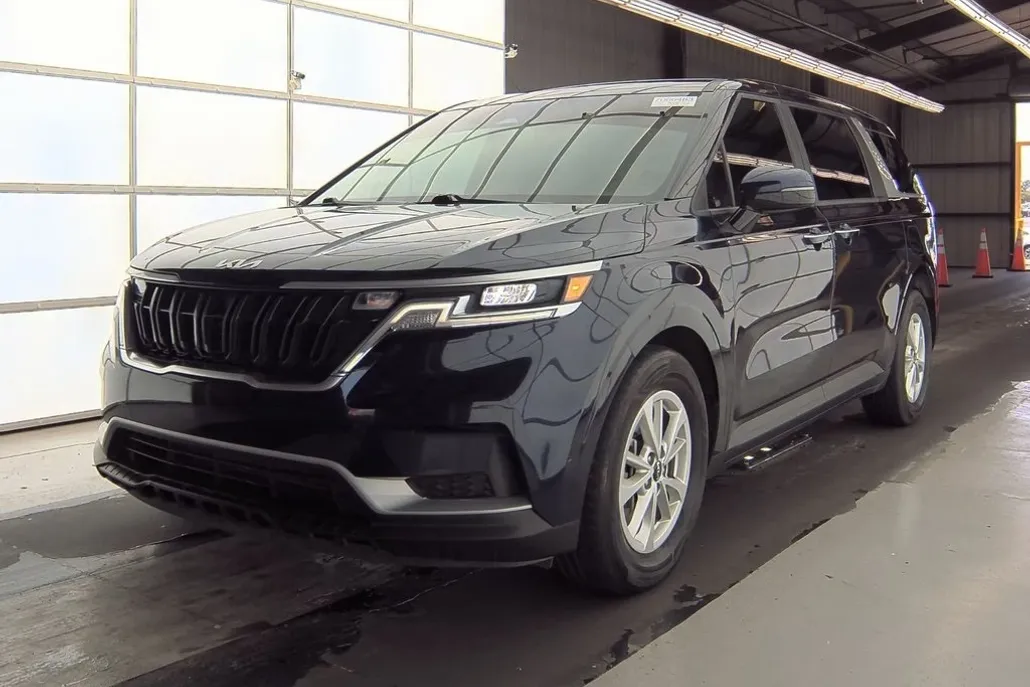 2022 Kia Carnival LX photo 1