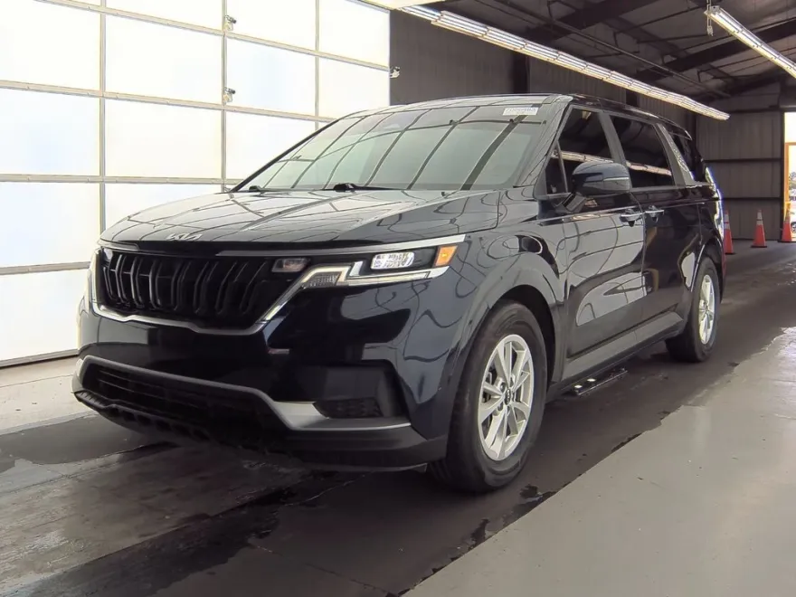 2022 Kia Carnival LX photo 1