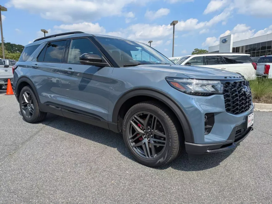2025 Ford Explorer ST photo 1