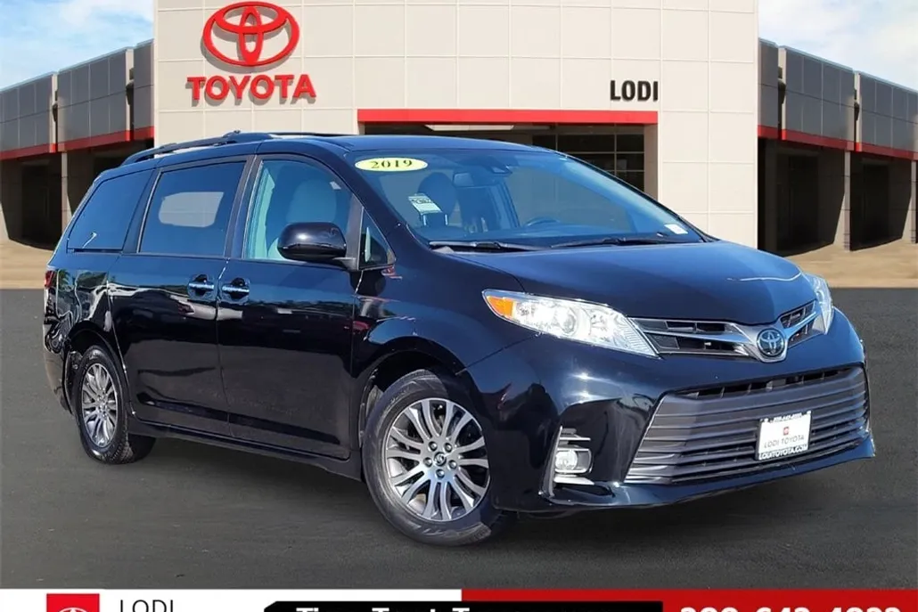 2019 Toyota Sienna XLE Premium photo 1