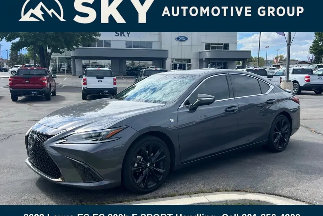 2023 Lexus ES 300h photo 1