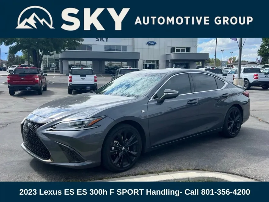 2023 Lexus ES 300h photo 1