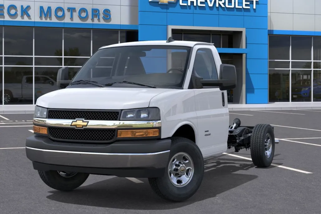 2025 Chevrolet Express Cutaway 3500 photo 1
