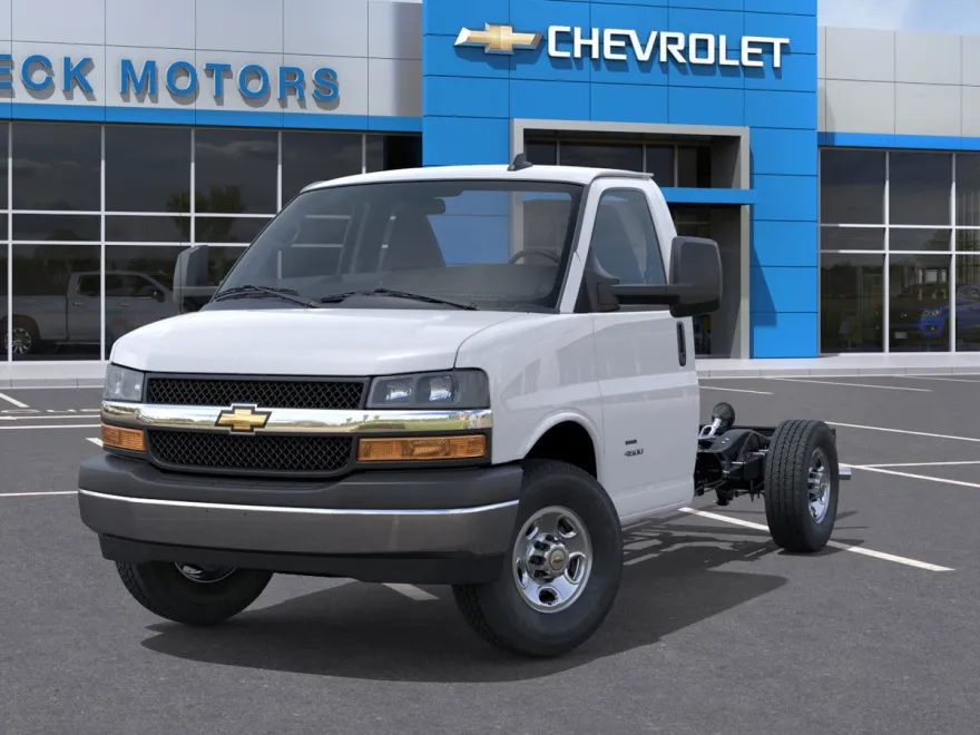 2025 Chevrolet Express Cutaway 3500 photo 1