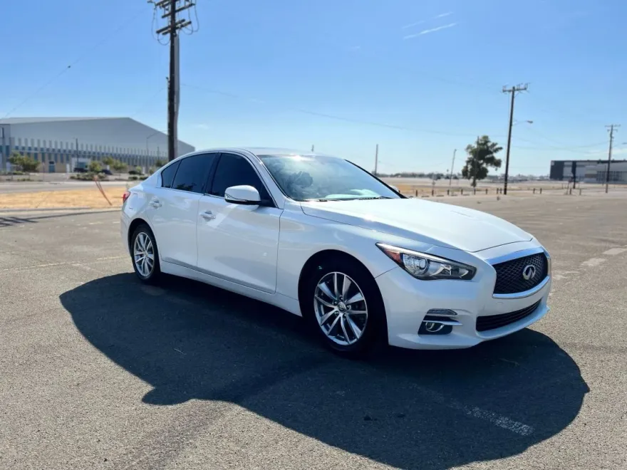 2015 Infiniti Q50 3.7 photo 1