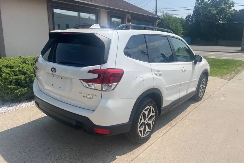 2023 Subaru Forester Premium photo 1