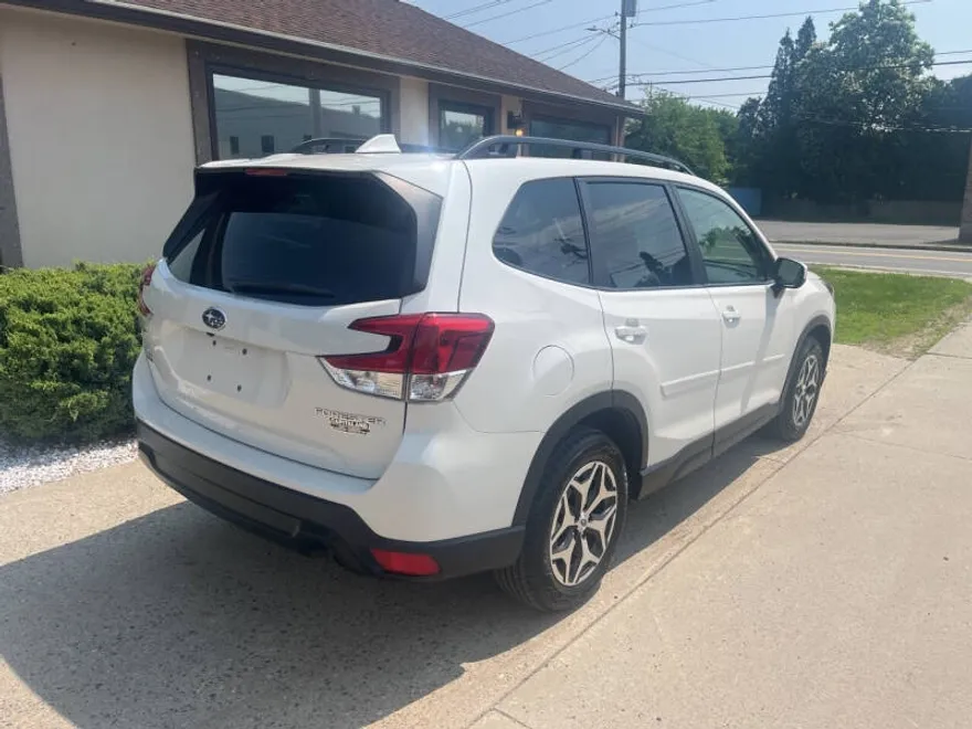 2023 Subaru Forester Premium photo 1