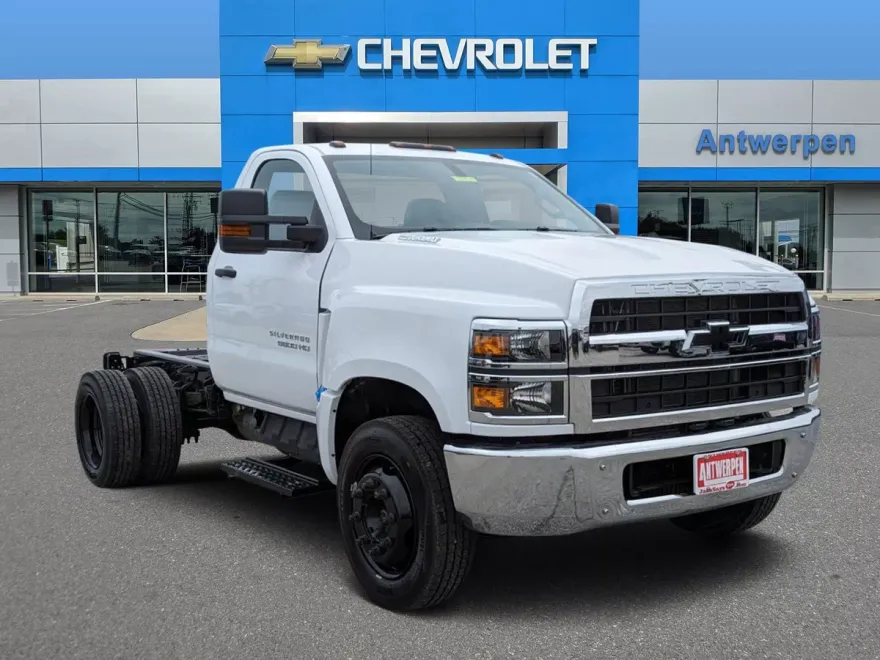 2023 Chevrolet Silverado 5500HD Work Truck photo 1
