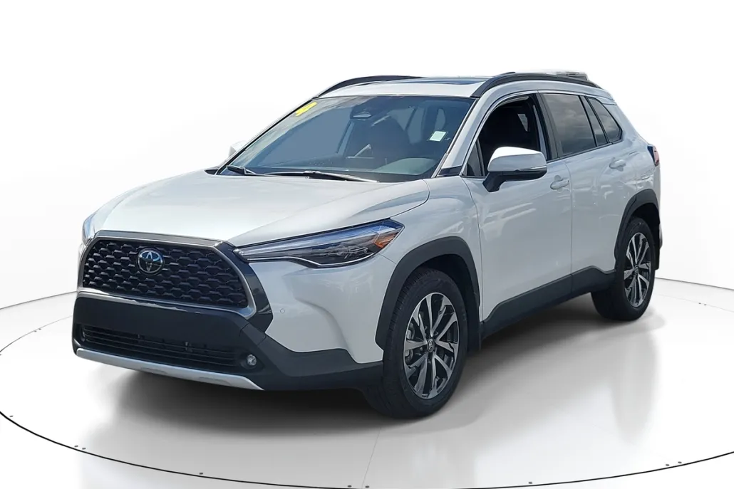2024 Toyota Corolla Cross XLE photo 1