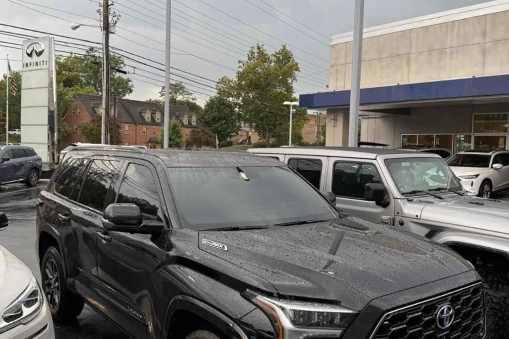 2023 Toyota Sequoia Platinum photo 1