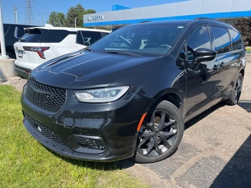 2022 Chrysler Pacifica Limited photo 1
