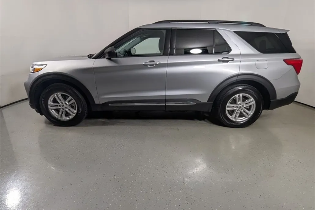 2023 Ford Explorer XLT photo 1
