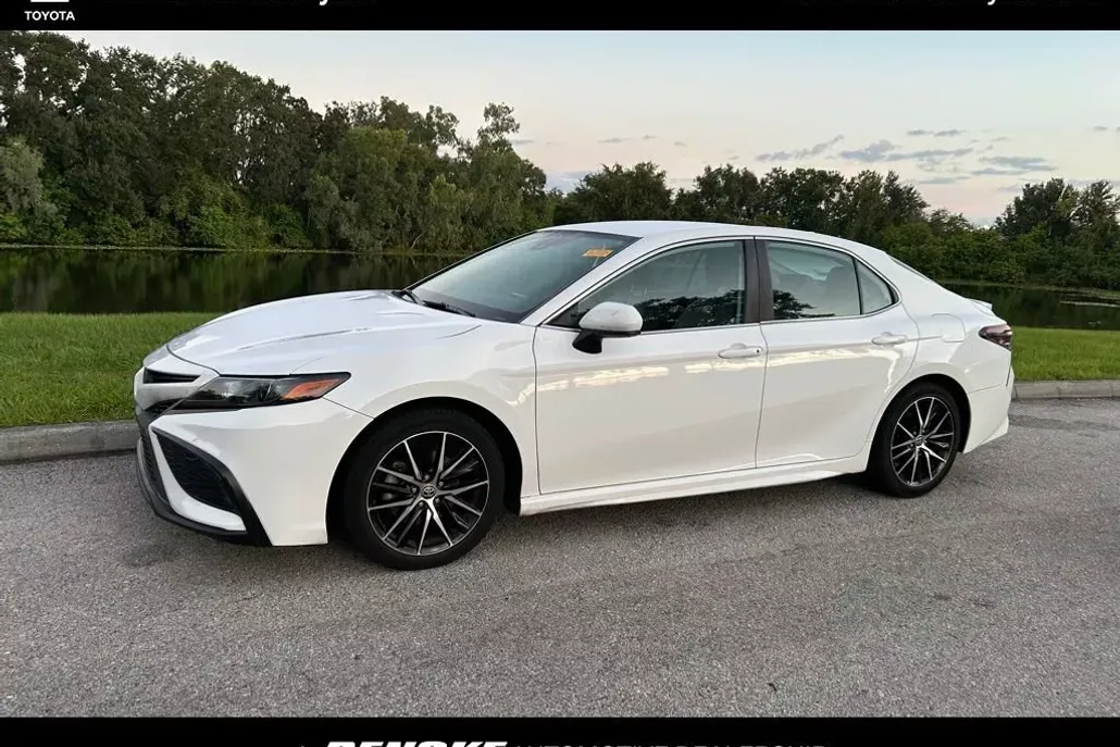 2021 Toyota Camry SE photo 1