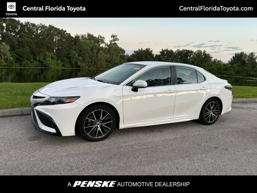 2021 Toyota Camry SE photo 1
