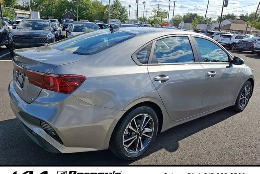 2022 Kia Forte LXS photo 1