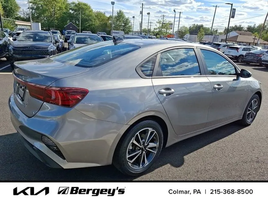 2022 Kia Forte LXS photo 1