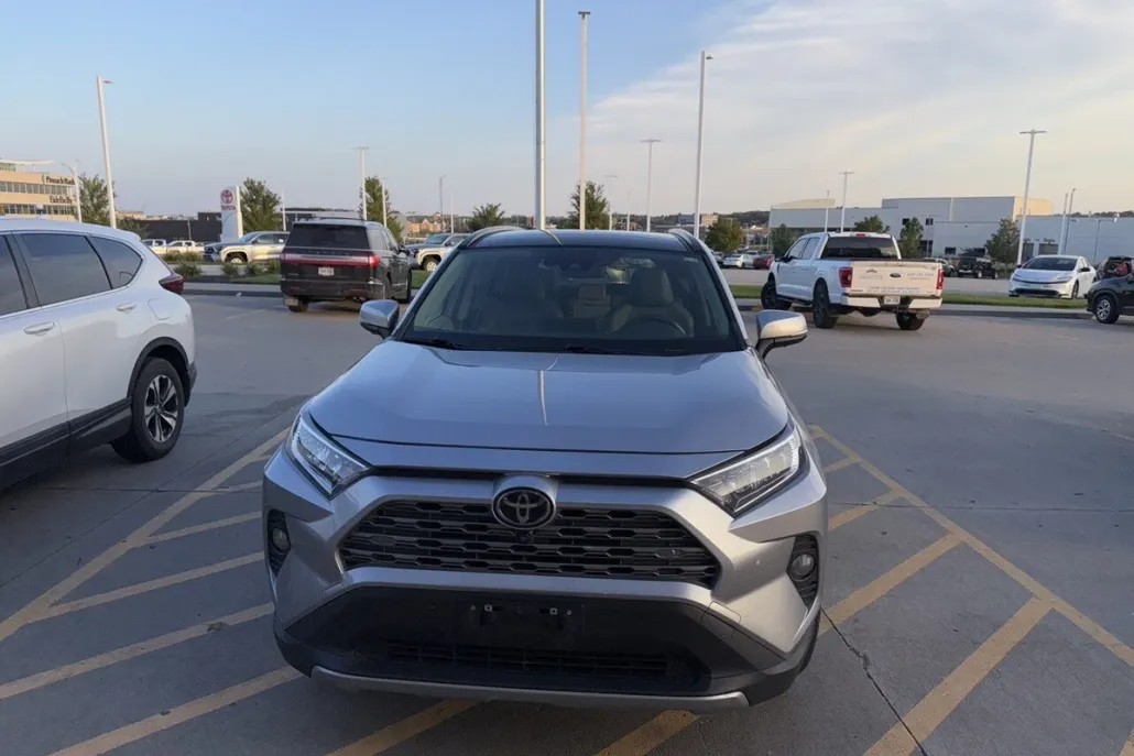 2021 Toyota RAV4 Limited photo 1