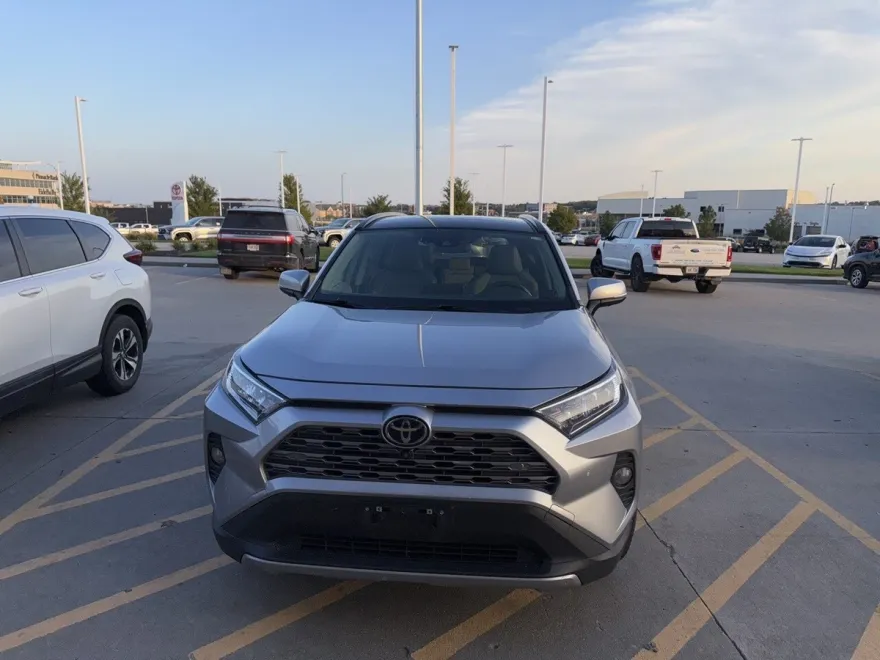 2021 Toyota RAV4 Limited photo 1
