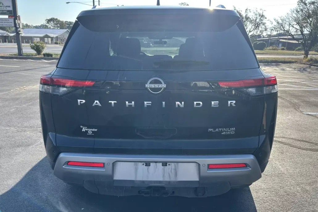 2023 Nissan Pathfinder Platinum photo 1