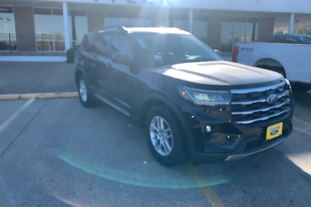 2025 Ford Explorer photo 1