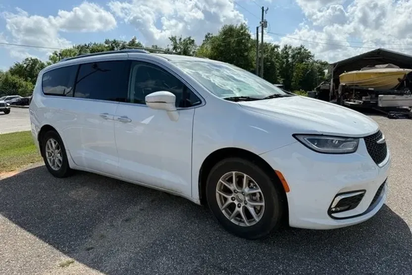 2021 Chrysler Pacifica Touring L photo 1