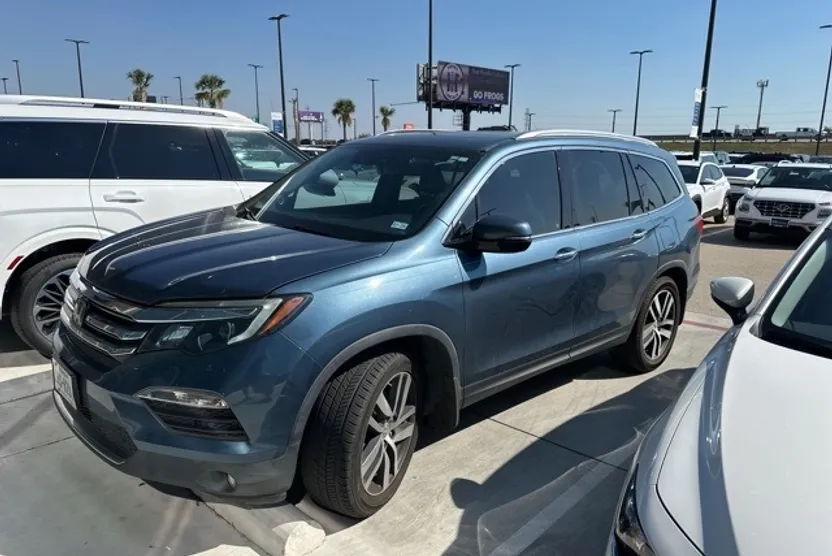 2017 Honda Pilot Touring photo 1