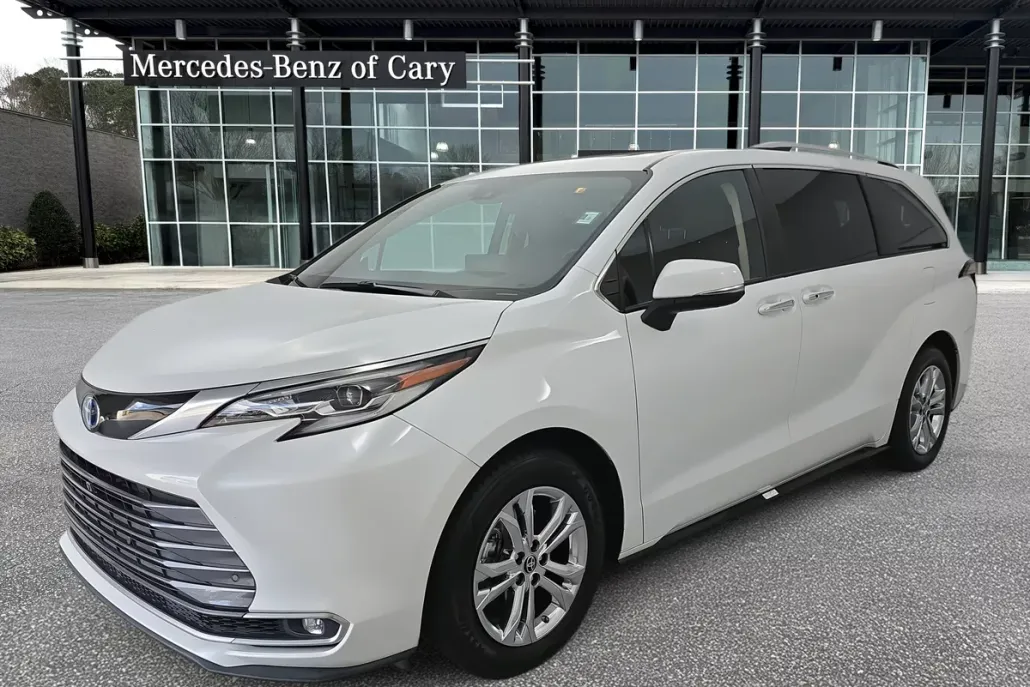 2022 Toyota Sienna Platinum photo 1