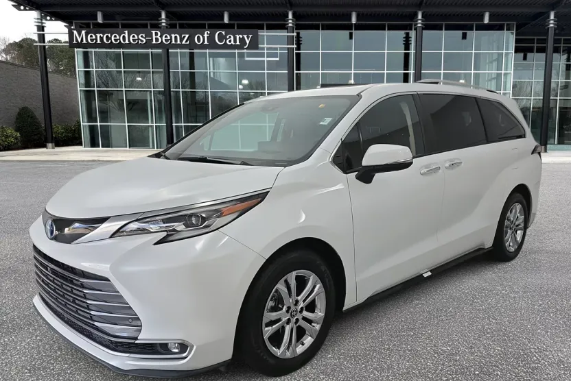 2022 Toyota Sienna Platinum photo 1