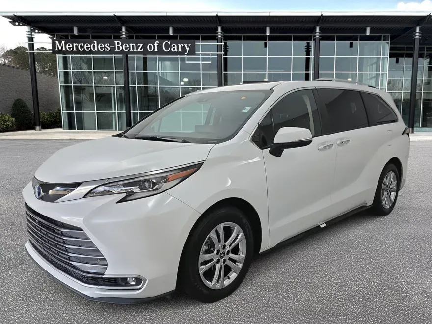 2022 Toyota Sienna Platinum photo 1