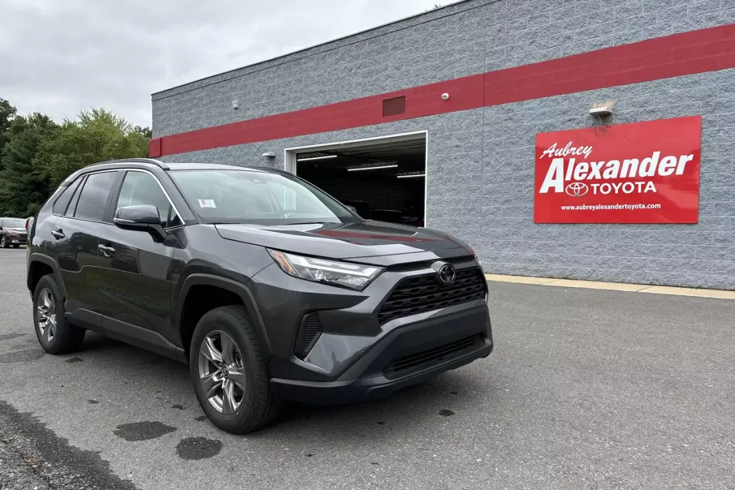 2023 Toyota RAV4 XLE photo 1