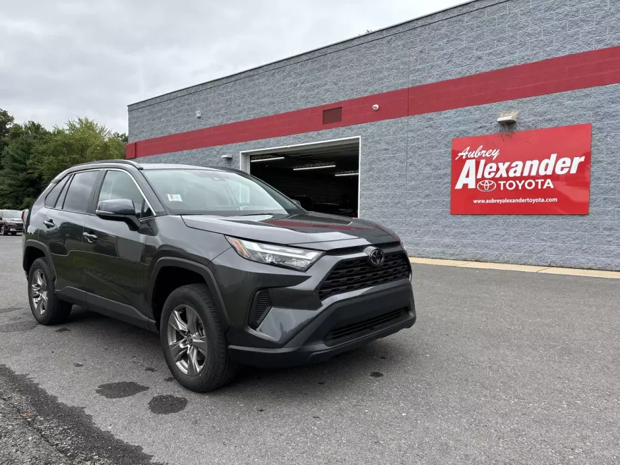 2023 Toyota RAV4 XLE photo 1