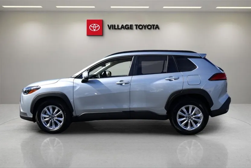 2024 Toyota Corolla Cross LE photo 1