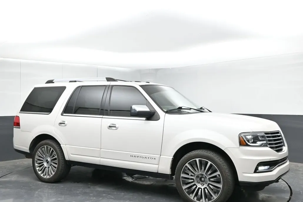 2015 Lincoln Navigator Base photo 1